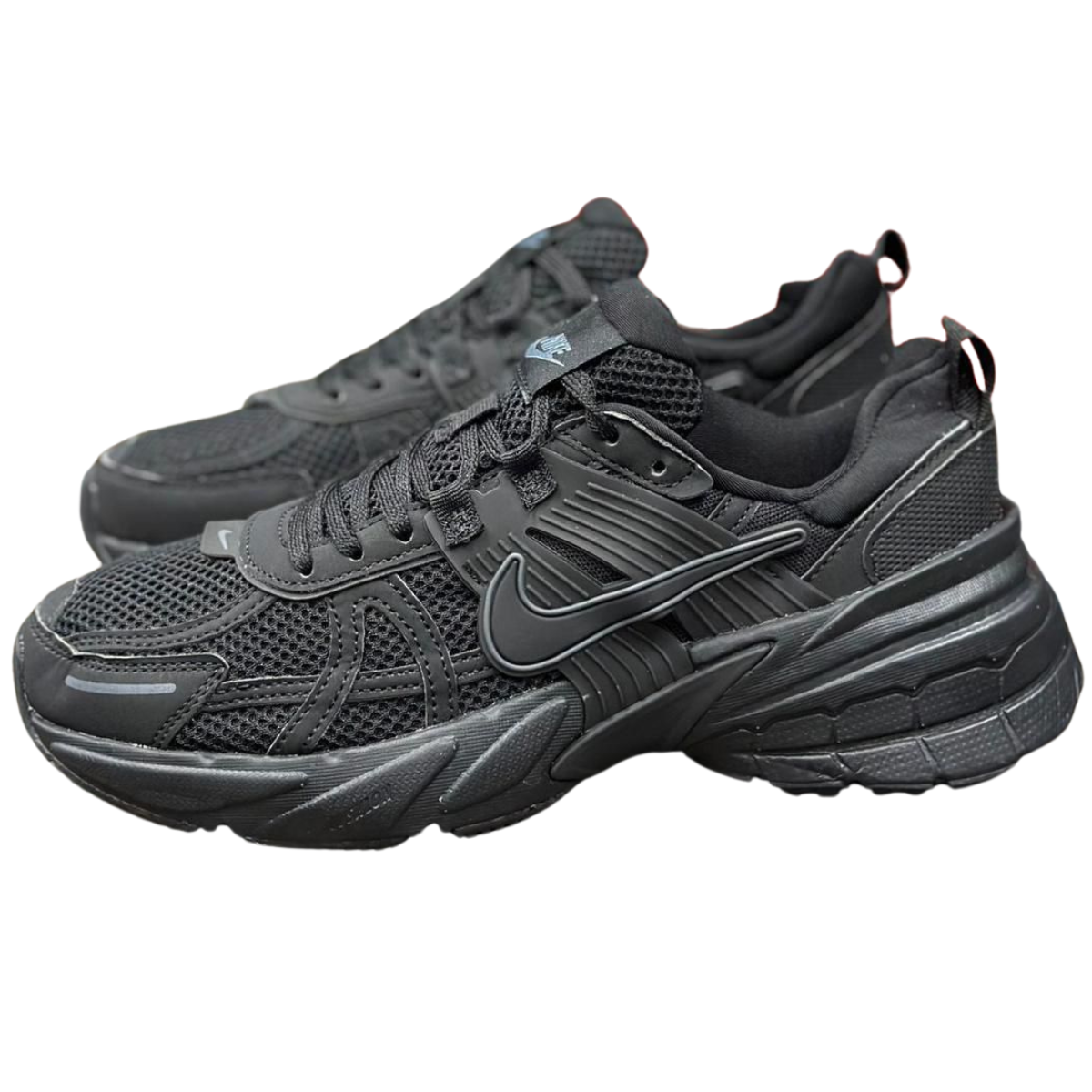 Comprar Zapatillas Nike V2K Run Shoes Hombre en Onlineshoppingcenterg. ¿Quieres comprar Zapatillas Nike V2K Run Shoes Hombre? En Onlineshoppingcenterg tenemos el modelo ideal para quienes buscan estilo, comodidad y rendimiento. Las Nike V2K Run Shoes combinan un diseño moderno con la tecnología de running que caracteriza a Nike, ofreciendo el soporte y la calidad que necesitas en cada paso.  ¿Por Qué Elegir las Zapatillas Nike V2K Run Shoes Hombre? Las Nike V2K Run Shoes Hombre son perfectas para quienes desean un calzado versátil, ideal tanto para entrenamientos como para el uso diario. Estas zapatillas destacan por su estilo y la calidad propia de Nike, ofreciendo una experiencia de comodidad en cada pisada.  Características de las Nike V2K Run Shoes Hombre Amortiguación y comodidad: Su tecnología de amortiguación permite caminar y correr con total confort, reduciendo el impacto en cada paso. Diseño moderno y versátil: Con un estilo adaptable para cualquier ocasión, ya sea un entrenamiento o un look casual. Materiales de alta calidad: Fabricadas para durar, estas zapatillas son una inversión en comodidad y estilo. Con Onlineshoppingcenterg, podrás recibir tus Nike V2K Run Shoes Hombre rápidamente en cualquier ciudad de Colombia. Desde Bogotá hasta Medellín, estamos comprometidos en ofrecerte un servicio de calidad.  ¿Dónde Comprar Zapatillas Nike V2K Run Shoes Hombre en Colombia? En Onlineshoppingcenterg, tienes la oportunidad de comprar Zapatillas Nike V2K Run Shoes Hombre de manera fácil y segura. Nuestra tienda en línea está diseñada para ofrecer una experiencia de compra cómoda, con opciones de envío a nivel nacional. Podrás encontrar este modelo junto a otros como Nike Air Max SC Hombre, Nike Air Max 270 Hombre y Nike Pegasus 39 Hombre.